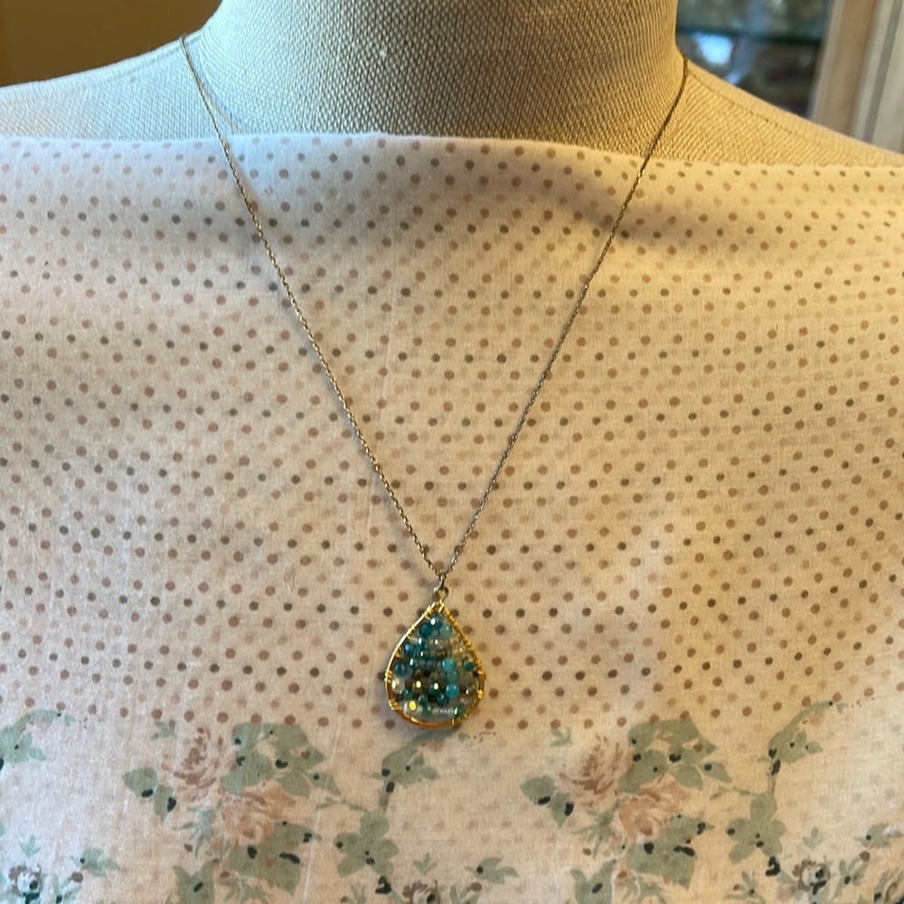 🌺 BOUTIQUE; Beautiful Turquoise Beaded w/Gold Feminine Necklace w/Silver Chain!